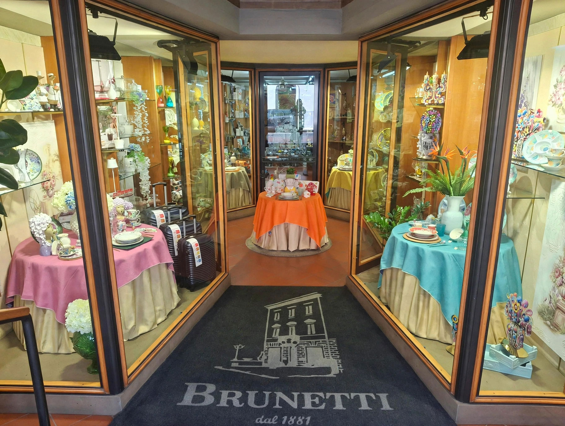 Interno del negozio Brunetti Regali con espositore di tazze e piatti colorati