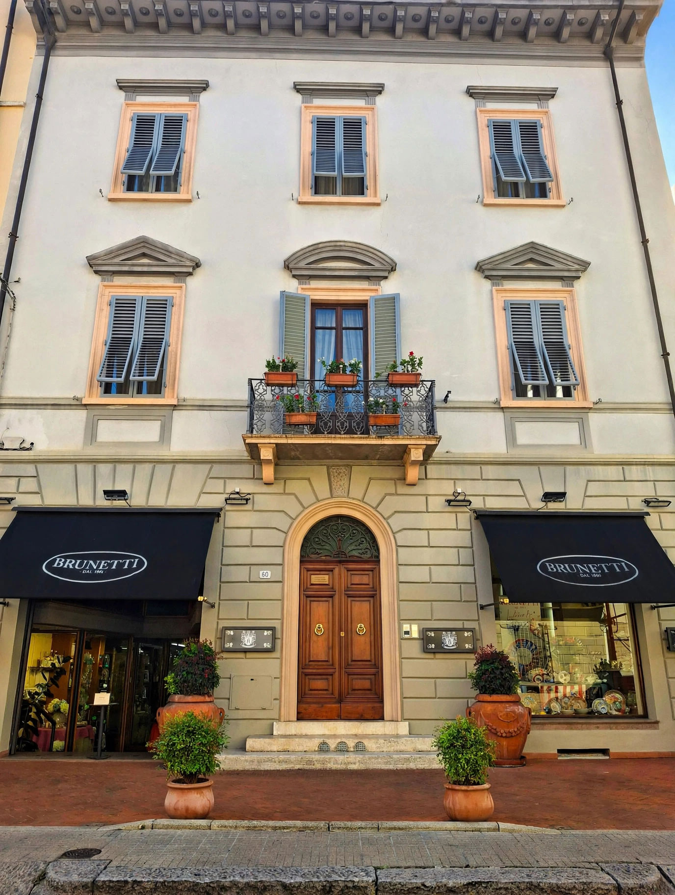 Facciata storica del negozio Brunetti a Pistoia