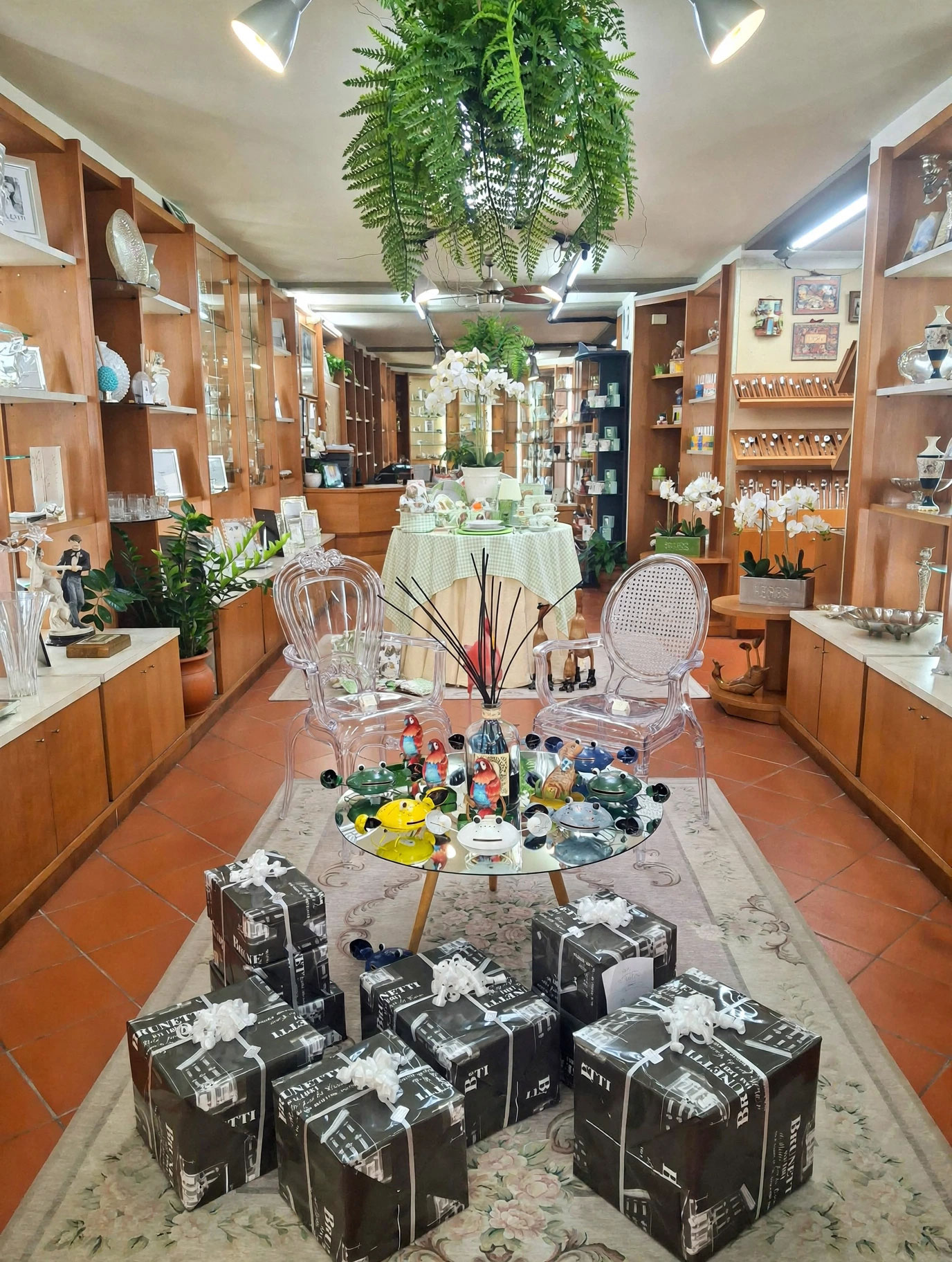 Assortimento di porcellane e cristalli in negozio